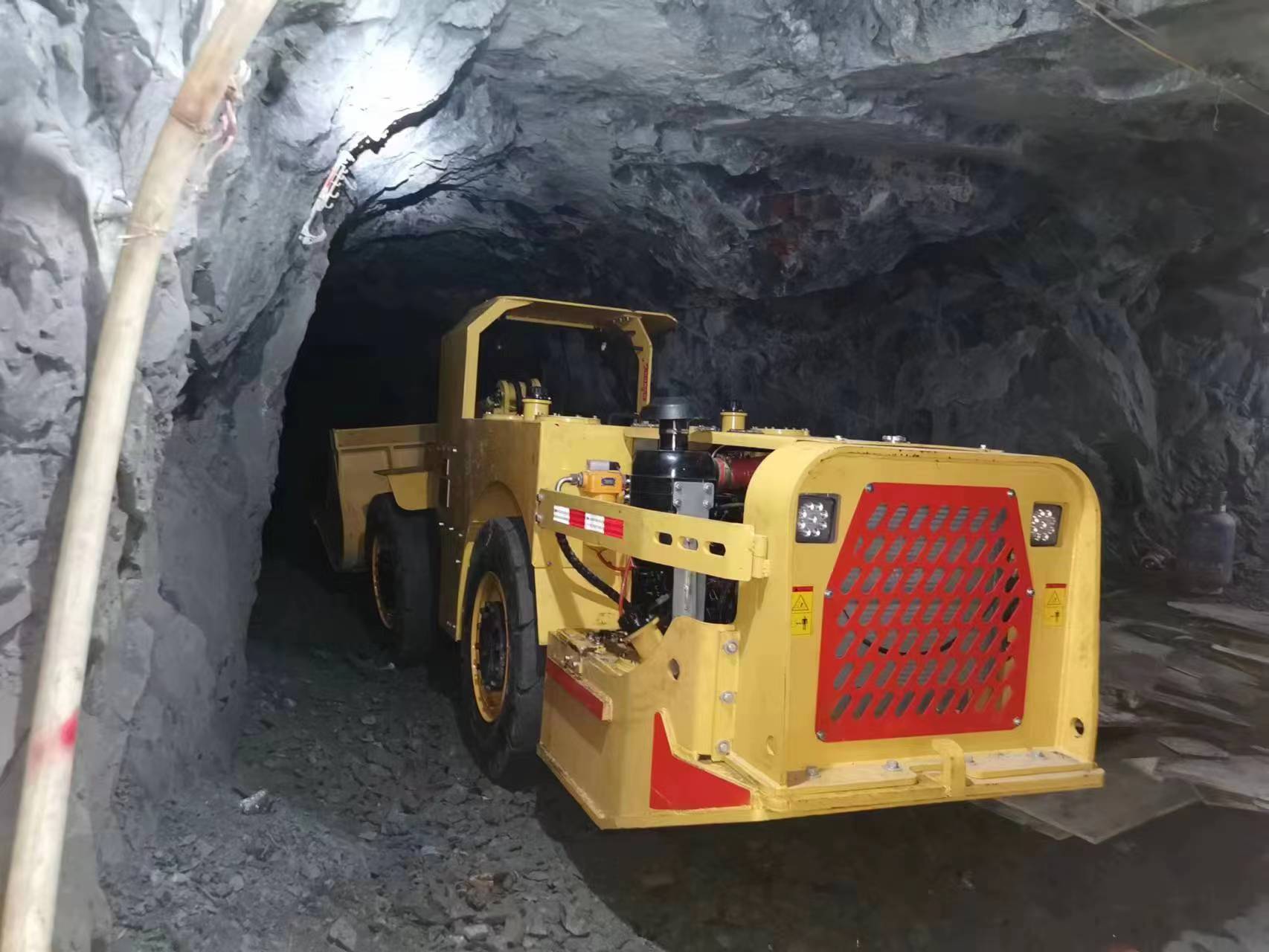 What are the requirements of the underground scraper before working underground